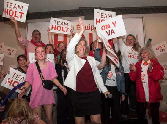 News Bilder des Tages October 21, 2024, Fredericton, Nb, Canada: New Brunswick Liberal Leader and premier-elect Susan Holt waves to the crowd as she speaks to supporters in Fredericton, Monday, Oct. 21, 2024. Fredericton Canada  - ZUMAc35_ 20241021_zaf_c35_118 Copyright: xStephenxMacgillivrayx