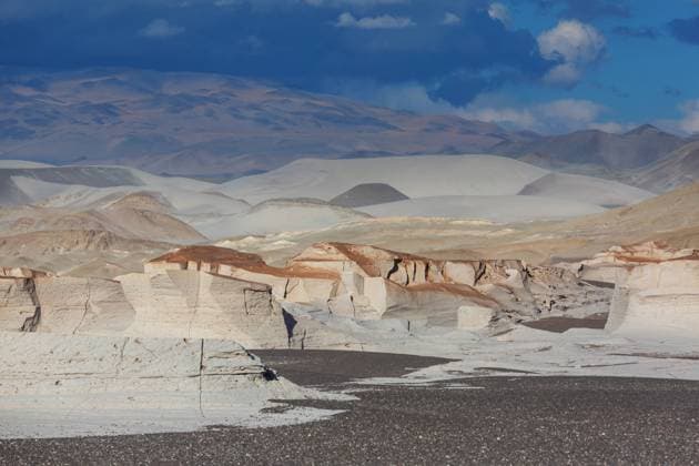 Der Campo de Piedra Pomez ist ein riesiges Feld mit Vulkangestein und Sanddünen im Herzen der Provinz Catamarca, Argentinien Fantastic Scenic landscapes of Northern Argentina. Beautiful inspiring natural landscapes. Campo de Piedra Pomez near Antofagasta de la Sierra, Puna. Copyright: xZoonar.com GalynaxAndrushkox 21887894