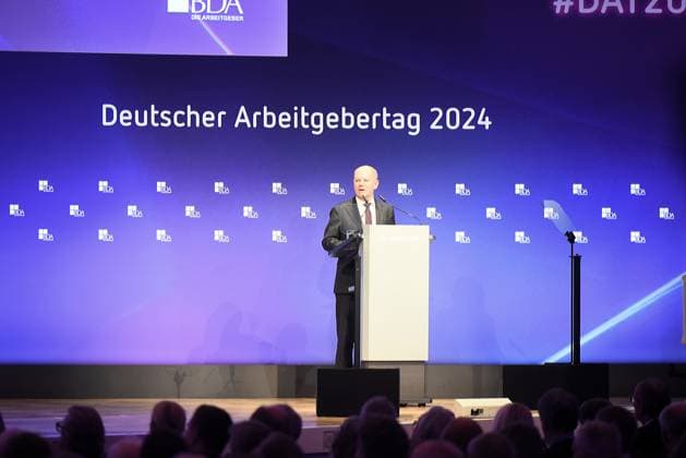 News Themen der Woche KW43 Bundeskanzler Olaf Scholf spricht beim Deutschen Arbeitgebertag 2024 Olaf Scholz spricht vor Arbeitgebern *** Federal Chancellor Olaf Scholf speaks at the German Employers Day 2024 Olaf Scholz addresses employers