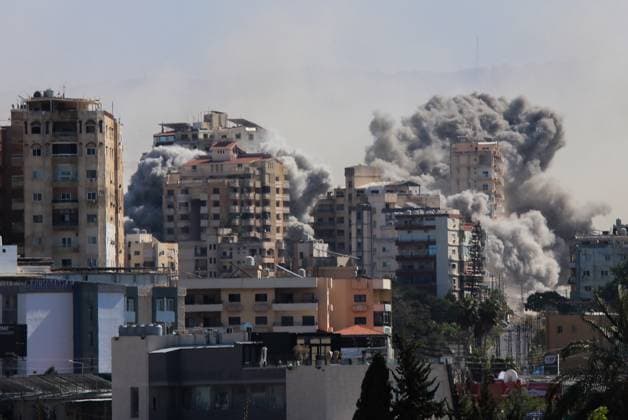 Bilder des Jahres 2024, News 10 Oktober News Themen der Woche KW43 News Bilder des Tages Smoke rises above buildings from an Israeli airstrike that targeted Al-Hawsh village outside Tyre City, Lebanon on Tuesday, October 22, 2024. Thirteen people, including a child, have been killed and 57 people wounded in an Israeli strike near Rafik Hariri University Hospital in southern Beirut, Lebanon s Ministry of Public Health.  LEB2024102203 NizarxKashmar