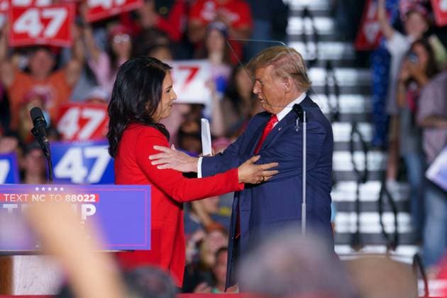 October 22, 2024, Greensboro, North Carolina, USA: Former Hawaii Congresswoman TULSI GABBARD announces she s joining the Republican Party at Trump s rally in Greensboro, NC. Greensboro USA - ZUMAb238 20241022_zsp_b238_005 Copyright: xJoshxBrownx