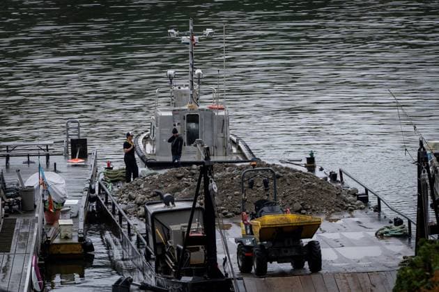 October 22, 2024, North Vancouver, Bc, CANADA: Debris is loaded onto a barge after flooding from torrential rain from an atmospheric river weather system at Deep Cove in North Vancouver, on Tuesday, October 22, 2024. North Vancouver CANADA  - ZUMAc35_ 20241022_zaf_c35_127 Copyright: xEthanxCairnsx
