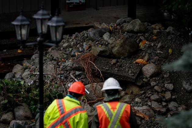 News Bilder des Tages October 22, 2024, North Vancouver, Bc, CANADA: City workers assess a pile of debris gathered in front of a home after flooding from torrential rain from an atmospheric river weather system at Deep Cove in North Vancouver, on Tuesday, October 22, 2024. North Vancouver CANADA  - ZUMAc35_ 20241022_zaf_c35_128 Copyright: xEthanxCairnsx