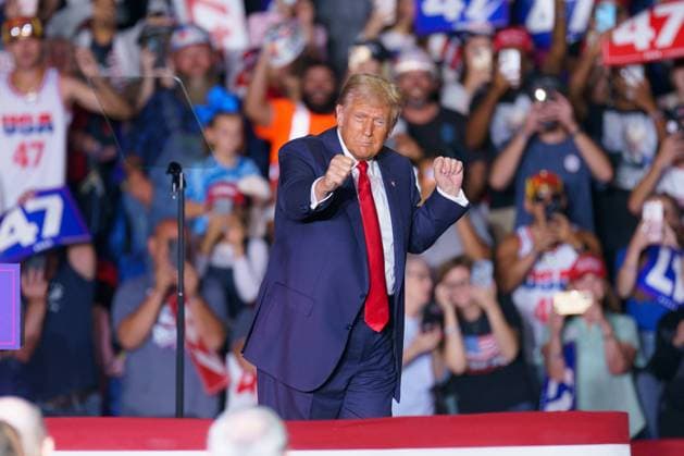 News Themen der Woche KW43 News Bilder des Tages October 22, 2024, Greensboro, North Carolina, USA: Former President DONALD TRUMP dances to YMCA at his rally in Greensboro, NC. Greensboro USA - ZUMAb238 20241022_zsp_b238_019 Copyright: xJoshxBrownx