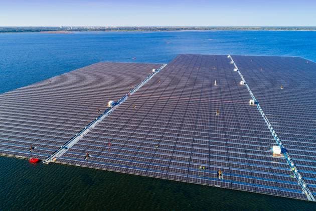 Schmimmende Solaranlage auf dem Cottbuser Ostsee DEU Deutschland Brandenburg Cottbus, 17.10.2024, Floating-PV auf dem Cottbuser Ostsee, das Energieunternehmen LEAG errichtet auf dem kuenftigen Cottbuser Ostsee (ehemals Tagebau Cottbus-Nord) Deutschlands groesste schwimmende Solaranlage. Die Photovoltaik-Anlage hat eine Flaeche von 16 Hektar und besteht aus ca. 51.000 Solarmodulen, die auf Schwimmkoerpern (Pontons) montiert sind. Die fertige FPV-Anlage soll eine Leistung von 29 MW haben. Die schwimmende Solaranlage ist Teil der LEAG GigawattFactory. *** Floating solar plant on the Cottbuser Ostsee DEU Germany Brandenburg Cottbus, 17 10 2024, Floating PV on the Cottbuser Ostsee, the energy company LEAG is building Germanys largest floating so AF_FPV_CBOstsee_43896.jpeg