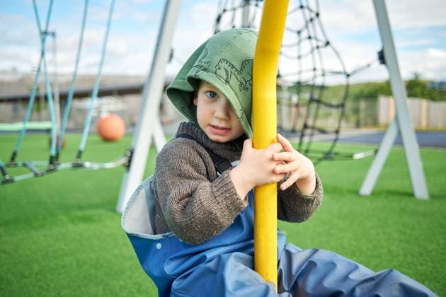 Creative Highlights Symbolfotos Little boy hanging on swing on playground Reykjavík, Reykjavíkurborg, Iceland R_OSBJ241022C-1523992-01 ,model released, Symbolfoto