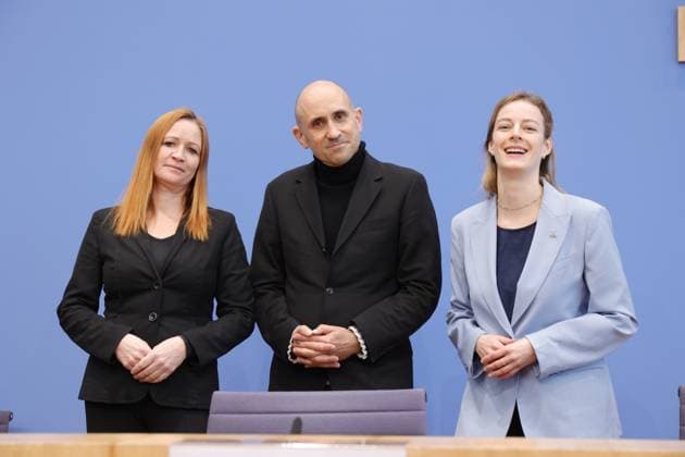 News Themen der Woche KW43 News Bilder des Tages Dr. Franziska Heß, Anwältin und Prozessvertreterin, Stellv. Sprecherin BUND-Arbeitskreis Recht, Prof. Dr. Dr. Felix Ekardt, BUND-Landesvorsitzender Sachsen und Prozessvertreter, Myriam Rapior, Stellv. BUND-Vorsitzende, Deutschland, Berlin, Bundespressekonferenz, Thema: Naturschutz ist Menschenrecht - Biodiversitäts-Verfassungsbeschwerde des BUND *** Dr Franziska Heß, lawyer and legal representative, Deputy Spokesperson BUND Legal Working Group, Prof Dr Dr Felix Ekardt, BUND State Chairman Saxony and legal representative, Myriam Rapior, Deputy BUND Chairwoman, Germany, Berlin, Federal Press Conference, Topic Nature conservation is a human right Biodiversity constitutional complaint by BUND