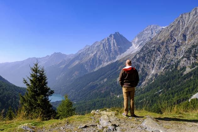 Wanderer am Staller Sattel, mit Antholzer See, hinten Hochgall, zwischen dem Antholzertal, Südtirol Italien und dem Defereggental, Osttirol, Österreich, Europa Hikers at the Staller Sattel, with Lake Antholz, behind Hochgall, between the Antholz Valley, South Tyrol Italy and the Defereggen Valley, East Tyrol, Austria, Europe Copyright: imageBROKER FotografiexLisax+xWi ibxdwb11610468.jpg