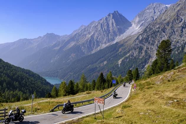 Passstraße mit BLick auf den Antholzer See, Staller Sattel, zwischen dem Antholzertal, Südtirol Italien und dem Defereggental, Osttirol, Österreich, Europa Pass road with a view of Lake Antholz, Staller Sattel, between the Antholz Valley, South Tyrol Italy and the Defereggen Valley, East Tyrol, Austria, Europe Copyright: imageBROKER FotografiexLisax+xWi ibxdwb11610465.jpg