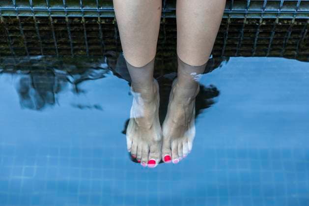 Legs of woman in water of swimming pool model released, Symbolfoto, MEGF00922