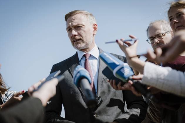 News Bilder des Tages Christian Lindner (FDP), Bundesminister der Finanzen, aufgenommen im Rahmen eines Pressestatements vor dem Abflug von New York nach Washington DC, in New York City, 23.10.2024. Fotografiert im Auftrag des Bundesfinanzministeriums. New York City Vereinigte Staaten von Amerika *** Christian Lindner FDP , Federal Minister of Finance, photographed as part of a press statement before departure from New York to Washington DC, in New York City, 23 10 2024 Photographed on behalf of the Federal Ministry of Finance New York City United States of America Copyright: xSebastianxRau BMFx