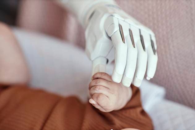 IMAGO Creative, Diversity, Mütter Amputated arm of mother holding baby s hand model released, Symbolfoto property released, KPEF00814