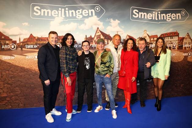 Bilder des Jahres 2024, Entertainment 10 Oktober Entertainment Themen der Woche KW43 Entertainment Bilder des Tages Martin Klempnow, Elena Uhlig, Tim Valerian Alberti, Mirja Boes, Uwe Ochsenknecht, Christine Neubauer, Armin Rohde und Negah Amiri, die Hauptdarsteller beim Premieren Event der neuen ARD Comedy Serie Smeilingen - Ein Dorf wie Du und Ich am 23.10.2024 in Koeln ARD Comedy Serien Premiere von Smeilingen - Ein Dorf wie Du und Ich in Koeln *** Martin Klempnow, Elena Uhlig, Tim Valerian Alberti, Mirja Boes, Uwe Ochsenknecht, Christine Neubauer, Armin Rohde and Negah Amiri, the main actors at the premiere event of the new ARD comedy series Smeilingen Ein Dorf wie Du und Ich on 23 10 2024 in Cologne ARD Comedy Series Premiere of Smeilingen Ein Dorf wie Du und Ich in Cologne 