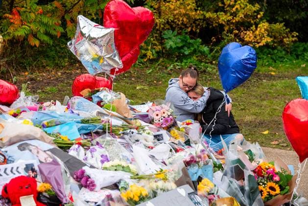 Entertainment Themen der Woche KW43 Entertainment Bilder des Tages October 23, 2024, London, United Kingdom: Friends comfort each other by the tributes for Liam Payne at the Hyde Park in London. Liam Payne, the singer of the One Direction died on the 16th of October 2024. Since Sunday, the fans are mourning and leaving tributes by the Peter Pan statue at the Hyde Park in London, UK. London United Kingdom - ZUMAs197 20241023_aaa_s197_492 Copyright: xKrisztianxElekx