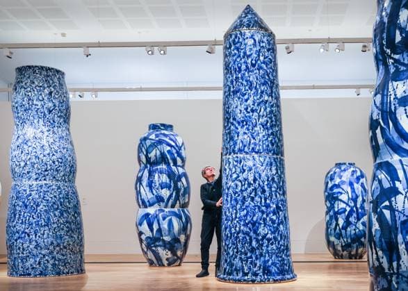 Bilder des Jahres 2024, Entertainment 10 Oktober Entertainment Themen der Woche KW43 Expressions in Blue: Monumental Porcelain by Felicity Aylieff photocall at Shirley Sherwood Gallery, Kew Gardens, London, UK London, UK. 24th Oct 2024. Artist Felicity Aylieff poses with works in the Forest of Porcelain room. Expressions in Blue: Monumental Porcelain by Felicity Aylieff features 40 new works created especially for Kew. The exhibition runs from 26 October 2024 23 March 2025., Credit:Avalon  Copyright: xAvalonx 0925757453
