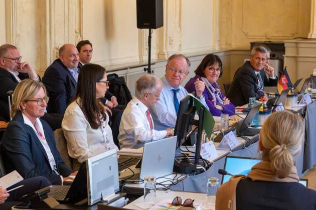 Bilder des Jahres 2024, News 10 Oktober News Bilder des Tages Leipzig - Ministerpräsidenten kommen zur MPK in Sachsen zusammen 24.10.2024 ab 13.20 Uhr¨Leipzig, Pfaffendorfer Straße (Kongresshalle am Zoo) im Foto: Auftaktfotos aus dem Beratungsraum der A-Länder Am 24. und 25. Oktober 2024 kommen die Ministerpräsidenten der deutschen Bundesländer zur Ministerpräsidentenkonferenz in Leipzig zusammen. Schwerpunkte der Jahreskonferenz sind die Themen Migration, Reformen beim öffentlich-rechtlichen Rundfunk und die aktuellen Herausforderungen der Kommunen. Das Treffen findet in der Kongresshalle am Zoo statt. Die Polizei sichert den Besuch mit starken Kräften ab. Leipzig Kongresshalle Sachsen Deutschland *** Leipzig Minister presidents meet for the MPK in Saxony 24 10 2024 from 13 20 h¨Leipzig, Pf Copyright: xEHLxMedia Erik-HolmxLanghofx 20241024_mpk-auftakt_2