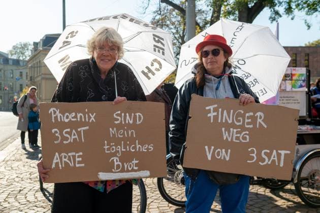 News Themen der Woche KW43 News Bilder des Tages Leipzig - Ministerpräsidenten kommen zur MPK in Sachsen zusammen: Gewerkschaften demonstrieren für Erhalt von 3Sat 24.10.2024 ab 13.20 Uhr¨Leipzig, Pfaffendorfer Straße (Kongresshalle am Zoo) im Foto: Mehrere Gewerkschaften, darunter Verdi und der Deutsche Journalisten-Verband (DJV) haben zum Auftakt der Ministerpräsidentenkonferenz in Leipzig zu einer Mahnwache unter dem Motto Rettet 3sat! aufgerufen Am 24. und 25. Oktober 2024 kommen die Ministerpräsidenten der deutschen Bundesländer zur Ministerpräsidentenkonferenz in Leipzig zusammen. Schwerpunkte der Jahreskonferenz sind die Themen Migration, Reformen beim öffentlich-rechtlichen Rundfunk und die aktuellen Herausforderungen der Kommunen. Das Treffen findet in der Kongr Copyright: xEHLxMedia Erik-HolmxLanghofx 20241024_mpk-demo-3sat_9