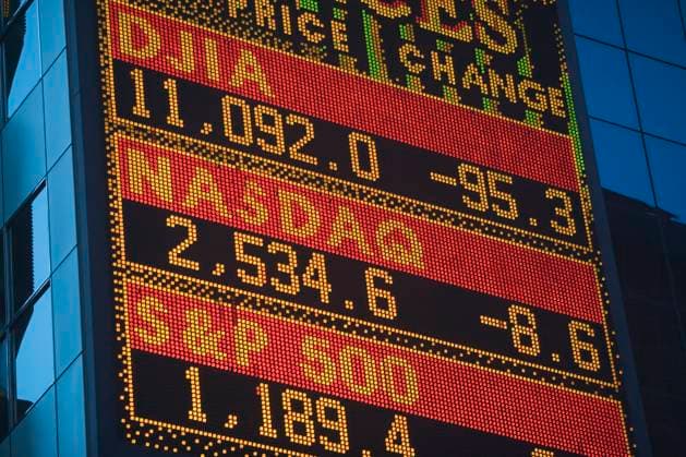 IMAGO History, 250 Jahre USA, Digitales Zeitalter: Entwicklung des Internets und Aufstieg von Silicon Valley USA, New York State, New York City, Trading board , 03.03.2011, TTBB_ti0602235.jpg, Trading Board, Stock Exchange, Western Script, Horizontal, Outdoors, Business, Number, Low Angle View, New York State, New York City, No People, USA, Telecommunication Equipment, Day, Communication, Finance, Market, Information, Data, Investment, Global Finances, Stock Market Data, Corporate Business, Stock Market, Trading Copyright: xAlanxScheinx