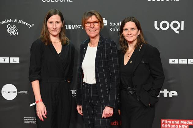 Bilder des Jahres 2024, Entertainment 10 Oktober Entertainment Themen der Woche KW43 Preisträger Sina Tonk und Nastassja Wachsmuth und Moderatorin und Laudatorin Bettina Böttinger (m) posiert vor der Verleihung des NRW Medienpreis für entwicklungspolitisches Engagement beim Film Festival Cologne 2024, FFCGN, in den Kölner Filmpalast *** Award winners Sina Tonk and Nastassja Wachsmuth and presenter and laudator Bettina Böttinger m pose before the presentation of the NRW Media Award for Development Commitment at the Film Festival Cologne 2024, FFCGN, in the Cologne Filmpalast