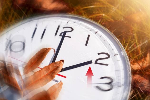 25 October 2024: Changeover of the clocks. Symbolic image of the time change in fall. The clock is set back by one hour, marking the start of winter time. PHOTOMONTAGE *** Umstellung der Uhren. Symbolbild zur Zeitumstellung im Herbst. Die Uhr wird um eine Stunde zurückgestellt, was den Beginn der Winterzeit markiert. FOTOMONTAGE