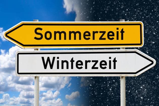 October 25, 2024: Time changeover, signpost with the words winter time and summer time. PHOTOMONTAGE *** Zeitumstellung, Schild Wegweiser mit der Aufschrift Winterzeit und Sommerzeit. FOTOMONTAGE
