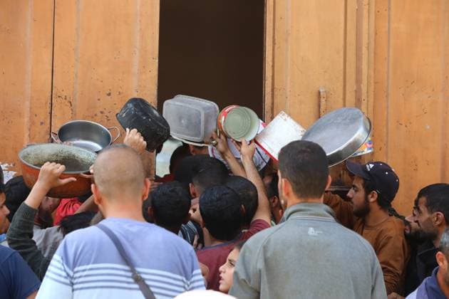News Themen der Woche KW43 News Bilder des Tages Displaced Palestinians queue to receive food rations, offered by a charity, in Dair El-Balah Displaced Palestinians queue to receive food rations, offered by a charity, in Dair El-Balah on October 25, 2024, amid the ongoing war between Israel and the Palestinian militant group Hamas in the besieged Palestinian territory. Photo by Omar Ashtawy apaimages Dair EL-Balah Gaza Strip Palestinian Territory 251024_Dair_EL-Balah_OSH_00(5) Copyright: xapaimagesxOmarxAshtawyx xapaimagesx