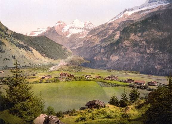 Dorf Kandersteg und Berggruppe Blümlisalp, Berner Oberland, Schweiz, Historische, digital restaurierte Reproduktion eines Originals aus dem 19. Jahrhundert, Aufnahmedatum nicht angegeben, Kandersteg village and Blümlisalp mountain group, Bernese Oberland, Switzerland , Historic, digitally restored reproduction from a 19th century original, Record date not stated