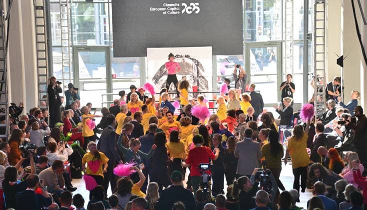 Chemnitz 2025 -Europäische Kulturhaupstadt Mit einer Tanzperformenc und der Vorstellung einzelner Veranstaltungsprojekte zeigte heute Chemnitz 2025 Kulturhauptstadt Europas – auf einem Pressetag vor In-und auländischen Gästen die ersten Konturen. Projektpartner gaben Einblick in das Programm für das Kulturhauptstadtjahr. Über 100 Projekte und mehr als 1000 Veranstaltungen werden über das kommende Jahr Chemnitzer und Gäste überraschen.Am 18. Januar 2025 wird das Kulturhauptstadtjahr offiziell eröffnet. Chemnitz Sachsen Deutschland *** Chemnitz 2025 European Capital of Culture With a dance performance and the presentation of individual event projects, Chemnitz 2025 European Capital of Culture revealed its initial contours today at a pre Chemnitz2025 (11)