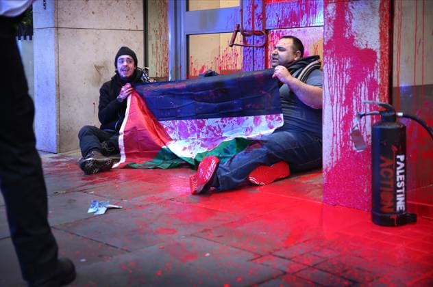 News Themen der Woche KW43 News Bilder des Tages October 25, 2024, London, England, UK: Activists from Palestine Action hold up a Palestinian flag to conceal the reinforced suitcase that contain their chained-together hands in the doorway to APCOÃ¢â‚¬â ¢s offices. Activists block entrances to APCOÃ¢â‚¬â ¢s offices in the Strand for the second time in a month in London, attaching themselves to a suitcase lock on, having sprayed the exterior of the building with blood red paint. APCO are hired by Elbit Systems to lobby politicians on their behalf. Palestine Actionists continue to take direct action against companies that enable Israeli Arms company, Elbit Systems to operate in the UK. The pro-Palestinian activists are committed to eradicating Elbit Systems from the United Kingdom. London - ZUMAmp3_ 20241025_zip_mp3_031 Copyright: xMartinxPopex
