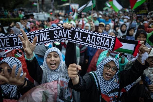 News Themen der Woche KW43 News Bilder des Tages Rally In Solidarity With The Palestinian People Outside The US Embassy In Jakarta Protesters shout slogans during a rally in solidarity with the Palestinian people outside the US embassy in Jakarta, Indonesia, on October 25, 2024. The action serves as a condemnation of Israel s attack on the Jabalia area in northern Gaza, Palestine, and urges the United States to halt its support for Israel. More than 42,800 Palestinians and over 1,400 Israelis are killed, according to the Palestinian Health Ministry and the Israel Defense Forces (IDF), since Hamas militants launch an attack against Israel from the Gaza Strip on October 7, 2023, and the Israeli operations in Gaza and the West Bank which follow it. Jakarta Indonesia  Copyright: xAfriadixHikmalx originalFilename: hikmal-notitle241025_npdgU.jpg