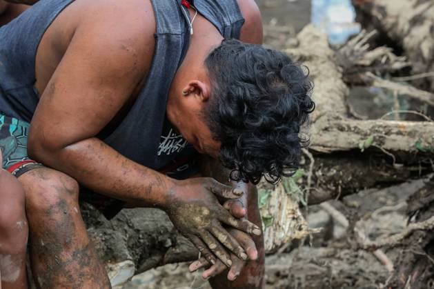 News Themen der Woche KW43 News Bilder des Tages (241025) -- BATANGAS PROVINCE, Oct. 25, 2024 -- A resident cries after the body of his dead relative is retrieved at the site of a landslide at a residential area in Batangas Province, the Philippines, Oct. 25, 2024. The death toll from tropical storm Trami that slammed into the Philippines this week has risen to 81, with around 20 other people still missing, due to massive flooding and landslides, authorities said Friday. Police said the deaths include 47 in Batangas province, south of Manila, and 28 in the Bicol region, southeast of Manila. ) (SpotNews)THE PHILIPPINES-STORM-TRAMI-IMPACT ROUELLExUMALI 