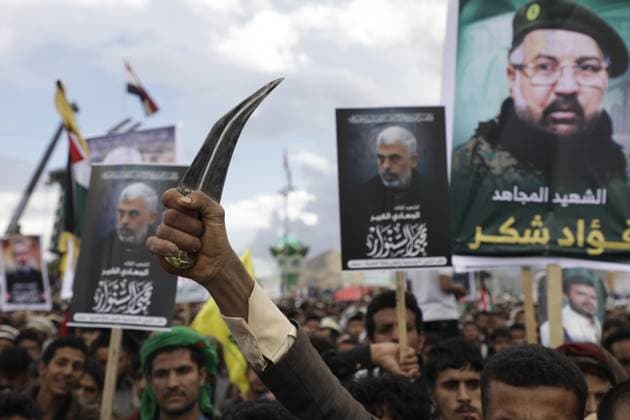 News Themen der Woche KW43 News Bilder des Tages October 25, 2024, Sanaa, Sanaa, Yemen: Houthi supporters take part during a rally in solidarity with the Lebanese and Palestinian people, in Sana a, Yemen, 25 October 2024..Amid heightened tensions in the Middle East, Houthi followers came together for a rally to show support for the Lebanese and Palestinian people. They also voiced their condemnation of the US support for Israel s military actions in Lebanon and the Gaza Strip. OSAMAH YAHYA Sanaa Yemen - ZUMAa219 20241025_zip_a219_021 Copyright: xOsamahxYahyax