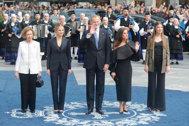 Arrivals at the 2024 Princess of Asturias Awards Ceremony in Oviedo I D Queen Sofia Princess Leonor King Felipe VI Queen Letizia and Infanta Sofia, on their arrival at the Campoamor Theater to attend the 2024 Princess of Asturias Awards Ceremony, on October 25, 2024, in Oviedo, Asturias Spain The Princess of Asturias Foundation today celebrates the Princess of Asturias Awards, which are presented annually at a solemn academic ceremony in Oviedo, The objectives of the Foundation are to contribute to the exaltation and promotion of scientific, cultural and humanistic values that are universal heritage, through eight categories of awards 25 OCTOBER 2024 PRINCESS OF ASTURIAS QUEENS PRINCESS INFANTA PRIZES ASTURIES ASTURIAS CAMPOAMOR PRIZE AWAR  Copyright: xJorgexPeteirox 6301529