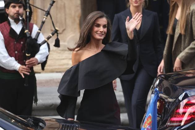 Entertainment Bilder des Tages Arrivals at the 2024 Princess of Asturias Awards Ceremony in Oviedo Queen Letizia leaving the Reconquista Hotel to go to the Campoamor Theater before the 2024 Princess of Asturias Awards Ceremony, on October 25, 2024, in Oviedo, Asturias Spain The Princess of Asturias Foundation celebrates today the Princess of Asturias Awards, which are presented annually at a solemn academic ceremony in Oviedo, The objectives of the Foundation are to contribute to the exaltation and promotion of scientific, cultural and humanistic values that are universal heritage, through eight categories of awards FAMOSOSOS HOTEL RECONQUISTA PREMIOS PRINCESA DE ASTURIAS José Oviedo Asturias Oviedo Asturias Oviedo Asturias Espana  Copyright: xJosÃ xRuizx 6301747