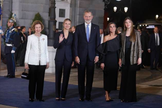 Arrivals at the 2024 Princess of Asturias Awards Ceremony in Oviedo I D Queen Sofia Princess Leonor King Felipe VI Queen Letizia and Infanta Sofia, on their way out of the Campoamor Theater after attending the 2024 Princess of Asturias Awards Ceremony, on October 25, 2024, in Oviedo, Asturias Spain The Princess of Asturias Foundation celebrates today the Princess of Asturias Awards, which are presented annually in a solemn academic ceremony in Oviedo, The objectives of the Foundation are to contribute to the exaltation and promotion of scientific, cultural and humanistic values that are universal heritage, through eight categories of awards 25 OCTOBER 2024 PRINCESS OF ASTURIAS QUEENS PRINCESS INFANTA PRIZES ASTURIES ASTURIAS CAMPOAMOR PRIZ  Copyright: xJorgexPeteirox 6301843