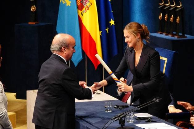 2024 Princess of Asturias Awards Presentation Ceremony in Oviedo The Secretary General, Mariano Jabonero, on behalf of the Organization of Ibero-American States for Education, Science and Culture OEI, receives the 2024 Princess of Asturias Award for International Cooperation, during the 2024 Princess of Asturias Awards Presentation Ceremony at the Campoamor Theater, on October 25, 2024, in Oviedo, Asturias Spain The Princess of Asturias Foundation celebrates today the Princess of Asturias Awards, which are presented annually in a solemn academic ceremony in Oviedo, The objectives of the Foundation are to contribute to the exaltation and promotion of scientific, cultural and humanistic values that are universal heritage, through eight categ Copyright: xXuanxCuetox 6301880