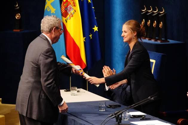 2024 Princess of Asturias Awards Presentation Ceremony in Oviedo The Secretary General, Mariano Jabonero d , on behalf of the Organization of Ibero-American States for Education, Science and Culture OEI , receives the 2024 Princess of Asturias Award for International Cooperation, during the 2024 Princess of Asturias Awards Presentation Ceremony at the Campoamor Theater, on October 25, 2024, in Oviedo, Asturias Spain The Princess of Asturias Foundation celebrates today the Princess of Asturias Awards which are presented annually in a solemn academic ceremony held in Oviedo, The objectives of the Foundation are to contribute to the exaltation and promotion of scientific, cultural and humanistic values that are universal heritage, through eig Copyright: xXuanxCuetox 6301886