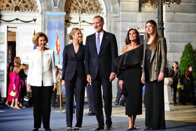 2024 Princess of Asturias Awards Presentation Ceremony in Oviedo R H Queen Sofia Princess Leonor King Felipe VI Queen Letizia and Infanta Sofia, leaving the 2024 Princess of Asturias Awards Presentation Ceremony at the Campoamor Theater, on October 25, 2024, in Oviedo, Asturias Spain The Princess of Asturias Foundation celebrates today the Princess of Asturias Awards, which, annually, are presented in a solemn academic ceremony held in Oviedo, The objectives of the Foundation are to contribute to the exaltation and promotion of scientific, cultural and humanistic values that are universal heritage, through eight categories of awards 25 OCTOBER 2024 PRINCESS OF ASTURIAS QUEENS PRINCESS INFANTA PRIZES ASTURIES ASTURIAS CAMPOAMOR AWARDS Ovied Copyright: xXuanxCuetox 6301957