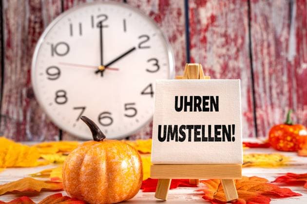 Bavaria, Germany - October 26, 2024: Changing the clocks. Symbol for time change to winter time from summer time of the clock. PHOTOMONTAGE *** Umstellen der Uhren. Symbol für Zeitumstellung auf Winterzeit von Sommerzeit der Uhrzeit. FOTOMONTAGE