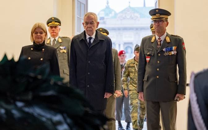 News Themen der Woche KW43 News Bilder des Tages 20241026 Nationalfeiertag 2024 Kranzniederlegung BP Van der Bellen WIEN, OESTERREICH - 26. OKTOBER: OeVP Bundesministerin fuer Landesverteidigung Klaudia Tanner, Bundespraesident der Republik Oesterreich Alexander -Sascha- Van der Bellen und Generalleutnant und Kommandant der Landesverteidigungsakademie Erich Csitkovits waehrend der Kranzniederlegung des Oesterreichischen Bundespraesidenten anlaesslich der offiziellen Feierlichkeiten am Nationalfeiertag 2024 beim aeusseren Burgtor am Wiener Heldenplatz am 26. Oktober 2024 in Wien, Oesterreich. 241026_SEPA_17_013 Copyright: xIsabellexOuvrardx SEPAxMedia