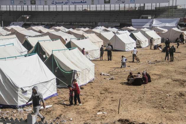 Bilder des Jahres 2024, News 10 Oktober News Themen der Woche KW43 October 26, 2024, Gaza City, The Gaza Strip, Palestine: Hundreds of families fleeing Israeli army s intense attacks on Jibalya, Beit Hanoun and Beit Lahia in northern Gaza shelter in the tent camp established at the Yarmouk Stadium, in Gaza City, Gaza on October 26, 2024. Gaza City Palestine - ZUMAq100 20241026_zaa_q100_017 Copyright: xMahmoudxIssax