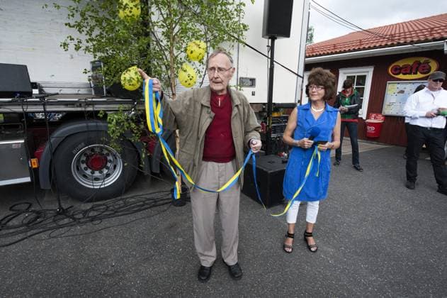 Ingvar Kamprad hemma i Agunnaryd. Ingvar Kamprad pa invigningen av lanthandelns servicecenter. Birgitta Lindkvist ordförande i Lanthandelns ekonomiska förening. Ingvar Kamprad inviger den nya lanthandeln. Han klipper inte bandet han rullar ihop för att kunna användas en gang till 2013-05-25 (c) REHN KAI Aftonbladet IBL Bildbyra * * * EXPRESSEN OUT * * * AFTONBLADET 5860 svenska kändisar x2512x  Copyright: xKaixRehn Aftonbladet TTx
