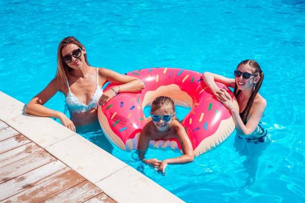 mother with two daughters in the pool Mom with two daughters in the pool posing at the camera ,model released, Symbolfoto Copyright: xZoonar.com OleksiixHrecheniukx 11513182 ,model released, Symbolfoto ,property released