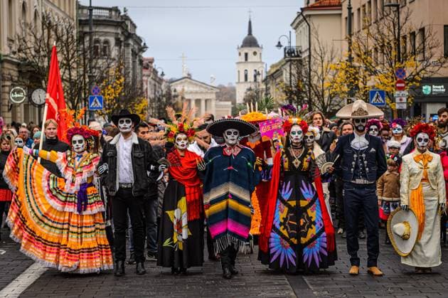 News Themen der Woche KW43 News Bilder des Tages Day of the dead celebration in Vilnius, Lithuania - 26 Oct 2024 People in traditional Mexican costumes and skull makeup take part in a parade in honor of the Mexican Day of the Dead (Dia de los Muertos) in Vilnius. The Day of the Dead celebration is organized annually by the Lithuanian Mexican diaspora and has already become a tradition, attracting the city s residents as spectators and participants. Vilnius Lithuania Copyright: xYauhenxYerchakx xSOPAxImagesx day_of_the_dead_vilnius_yerchak_0018