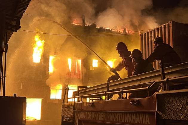 Bilder des Jahres 2024, News 10 Oktober News Themen der Woche KW43 News Bilder des Tages October 26, 2024, Peshawar, Peshawar, Pakistan: Fire broke out in dyper factory in Peshawar, Pakistan..PESHAWAR, PAKISTAN - OCTOBER, 26: Fire erupted in a Dyper (Factory) and engulfed the entire building in Peshawar, Pakistan Karkhano market, Saturday, 26 2024. The firefighter teams were struggling to control the fire before damaging nearby buildings.More than 40 fire brigade vehicles and 60 firefighters are engaged in extinguishing the fire. Peshawar Pakistan - ZUMAa217 20241026_znp_a217_023 Copyright: xHussainxAlix