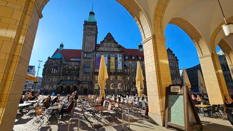 Kulturhauptstadt anders 25.10.2024, Chemnitz, Marlt, Innenstadt, Bei 20 Grad und sommerlichem Flair auf dem Markt, Kaffee trinken bei Emils , im Himtergrund Straßenmusik vom Slovaken und Solokünstler Chris Ellys ist ein Solokünstler, der zur jungen Welle der slowakischen Musikszene gehört. Sein Sound kann als Indie-Pop mit einem Hauch von Rock beschrieben werden. Bei den Tootoot Awards wurde er mit dem Preis Top Fan Band 2016 ausgezeichnet und bei den Slovak Radio_Head Awards in der Kategorie Best New Act nominiert. Ende 2016 veröffentlichte er sein Debütalbum Lonely Tree und tourte anschließend durch 8 europäische Länder. Er trat bei GRAPE (SK) und beim Lodz Songwriters Festival (PL), Bunda Rokas (LT) und R
