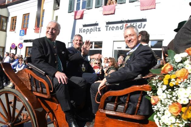 In the procession carriage Joachim Herrmann Minister of the Interior Christian Bauer Mayor of Grafing Thomas Huber MdL Grafing Stadt Bayern 27 10 2010 Town hall Marketplace Leonhardi ride Leonhardi church Horse blessing Stand concert Glonner Musi Stadtkapelle Grafing Grafing