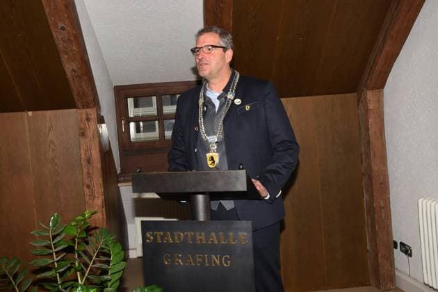 In the town hall Christian Bauer Mayor of Grafing Grafing City Bavaria 27 10 2010 Town hall Marketplace Leonhardifahrt Leonhardikirche Horse blessing Stand concert Glonner Musi Stadtkapelle Grafing Grafing
