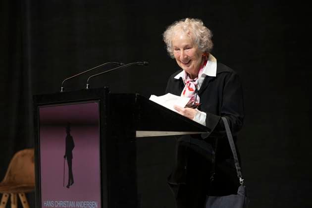 Bilder des Jahres 2024, Entertainment 10 Oktober Entertainment Themen der Woche KW43 Entertainment Bilder des Tages The Canadian author Margaret Atwood gives a speech after recieving the H.C. Andersen Literature Prize 2024 at the concert hall Odeon in Odense on Sunday, October 27, 2024. The prize is awarded to Margaret Atwood for her use of myths, fairy tales, and fantastic and speculative narratives to illuminate contemporary political issues, as well as for elevating so-called speculative fiction to a higher art form. , Odense Denmark *** The Canadian author Margaret Atwood gives a speech after recieving the H C Andersen Literature Prize 2024 at the concert hall Odeon in Odense on Sunday, October 27, 2024 The prize is awarded to Margaret Atwood for her use of myths, fairy tales, and fantastic and speculative narratives to illuminate contemporary poli  Copyright: ThomasxSj ThomasxSjoerupx spdk20241027-155747-L