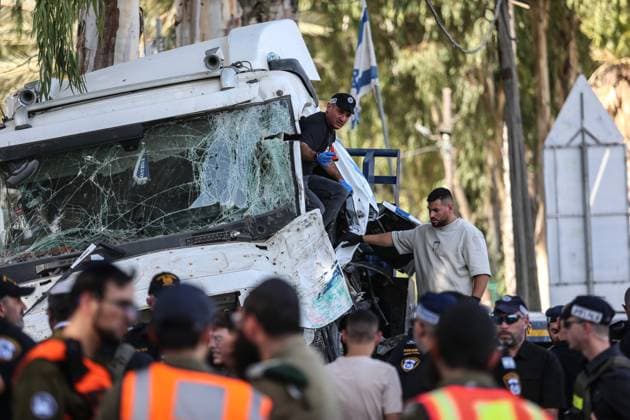 Bilder des Jahres 2024, News 10 Oktober News Themen der Woche KW43 News Bilder des Tages At Least 35 Injured In Truck Ramming In Central Israel Medical and security teams respond to the scene where a truck crashed into a bus stop south of Tel Aviv, Israel, on October 27, 2024. The incident left at least 35 people injured, with local media reporting that six individuals are in serious condition. The chaotic aftermath shows responders attending to dozens of people impacted by the crash. TEL AVIV Israel  Copyright: xSaeedxQaqx originalFilename: qaq-notitle241027_npnsc.jpg